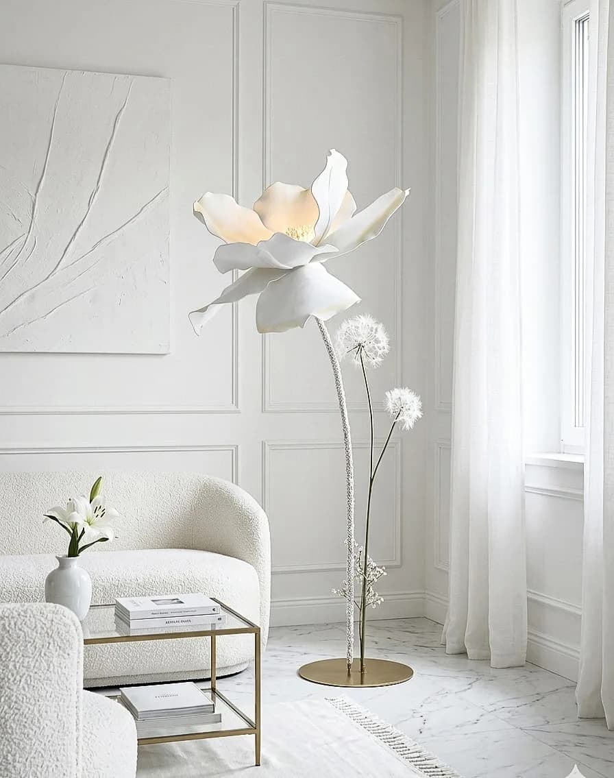 Grande fiore bianco con soffioni su stelo dorato in un salotto minimal