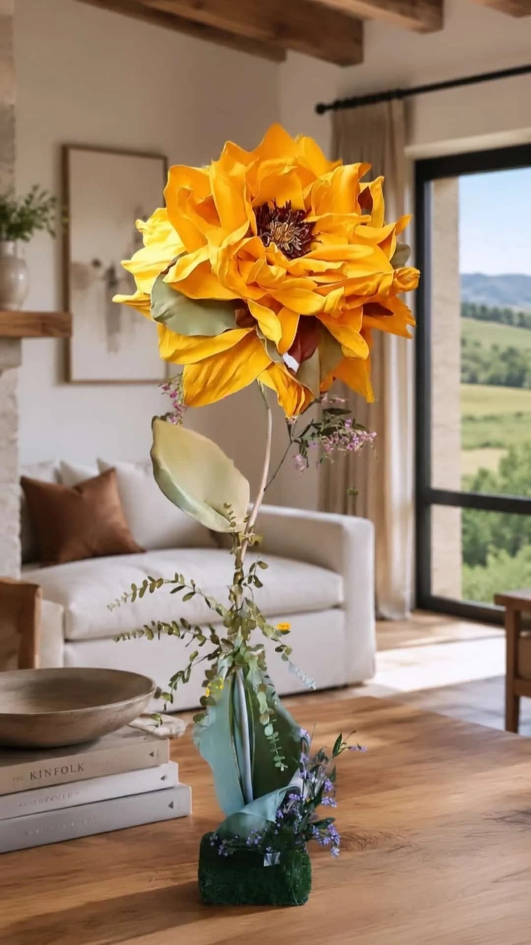 Girasole gigante giallo su stelo in un salotto con vista sulle colline