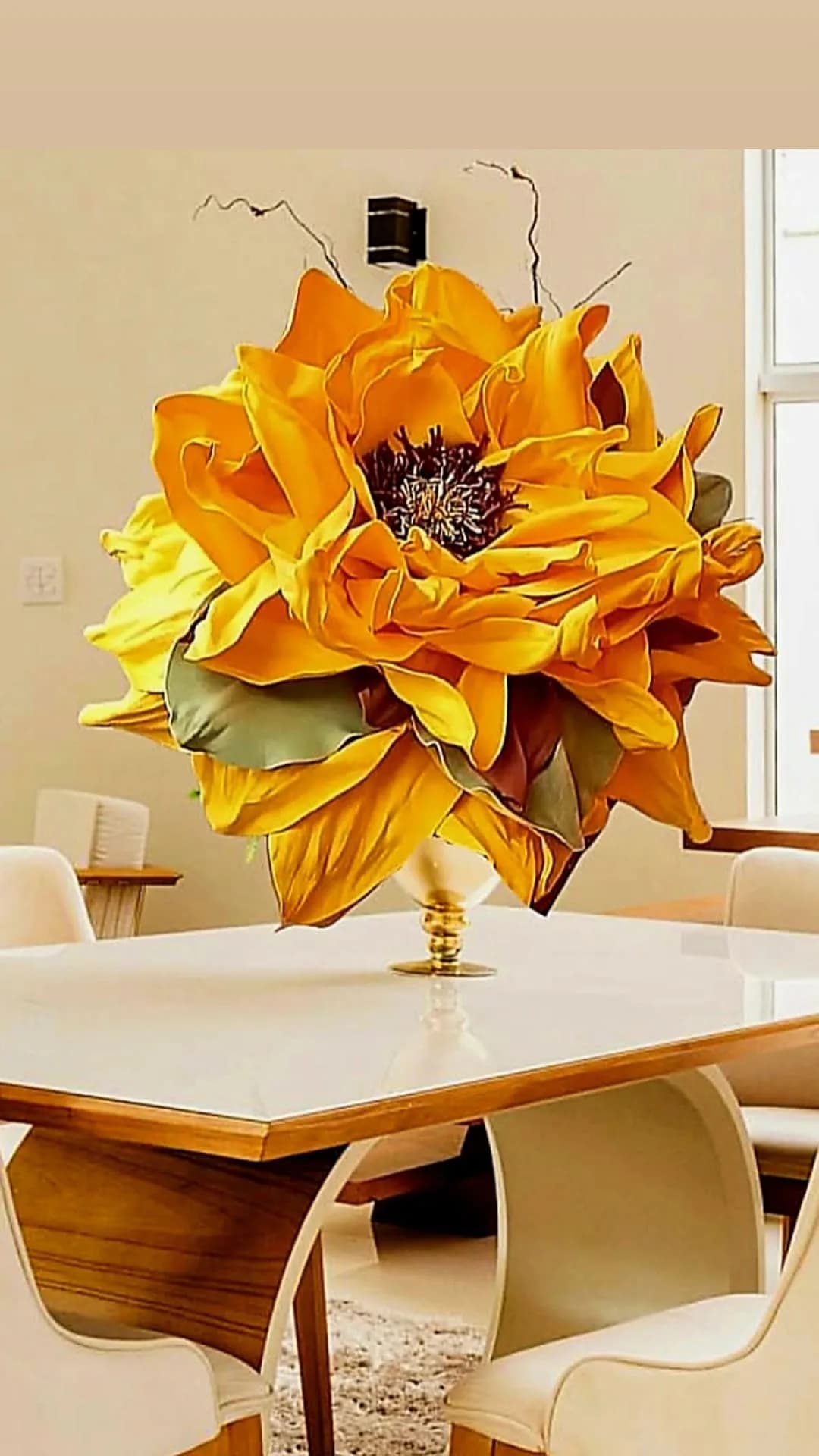 Due girasoli artistici arancio tenuti in mano all'aperto