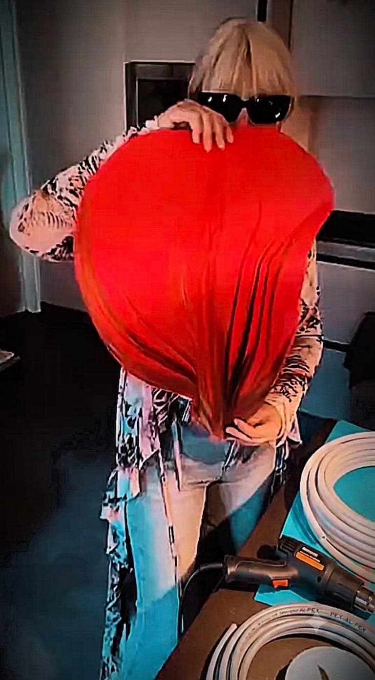 Francesca modella a mano un grande petalo rosso ammorbidito con il calore